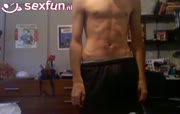 homo geeft een striptease en rukt zichzelf af voor de webcam 