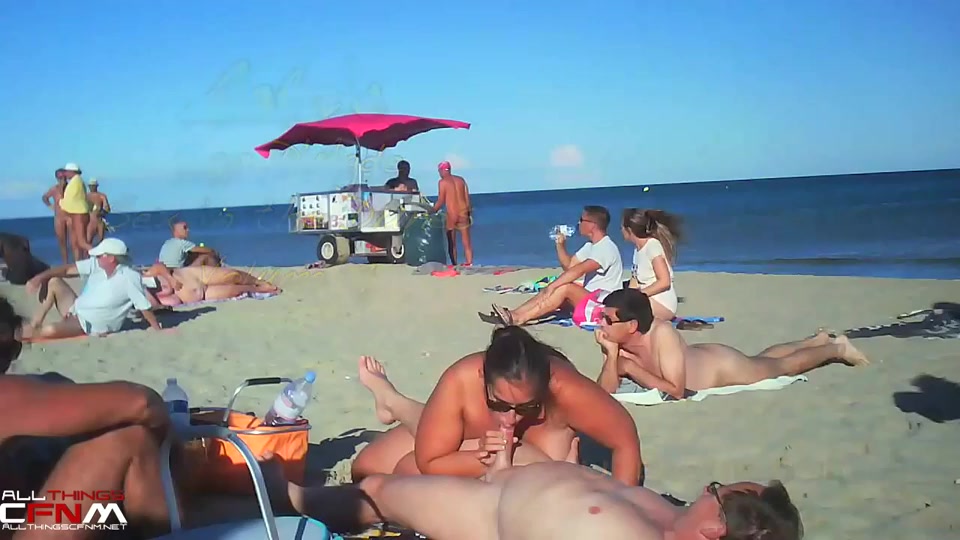 Pijpen en aftrekken op het naakt strand