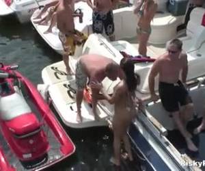 Dronken meiden gaan seksueel los op boot party