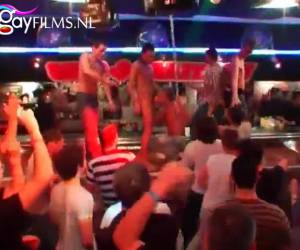 Een gay strip club ontaard in gay orgie