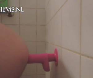 Lekker onder de douche je poeperd neuken met een dildo